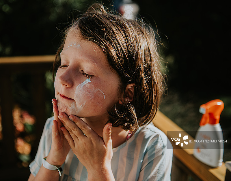 儿童户外涂抹防晒霜学习防晒知识图片素材