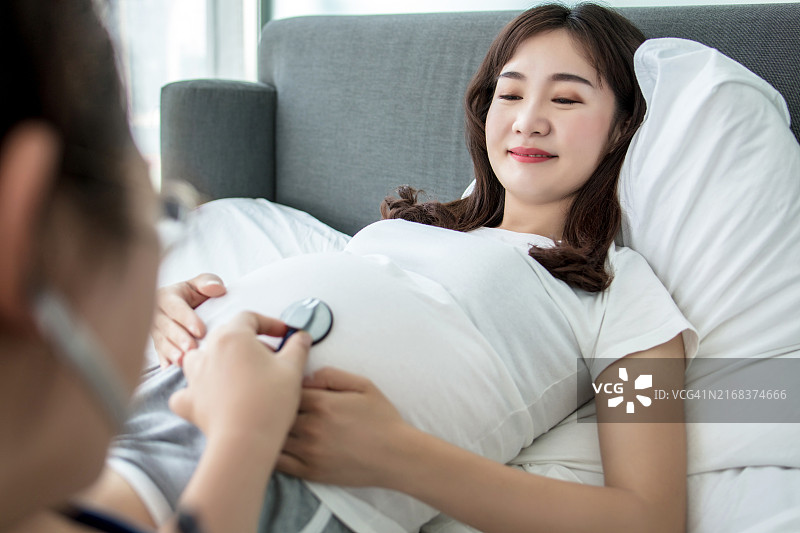 年轻孕妇产检图片素材