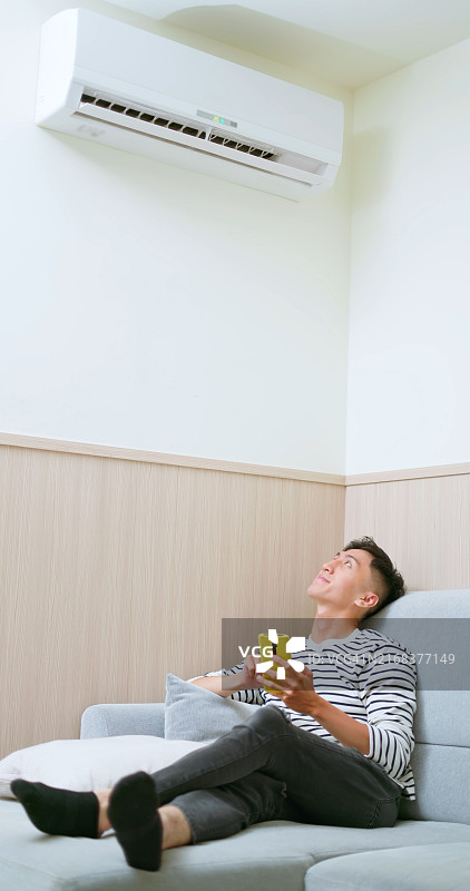 使用智能家居设备的亚洲男人图片素材