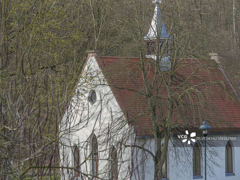 德国德累斯顿格里马的树木环绕的小教堂图片素材