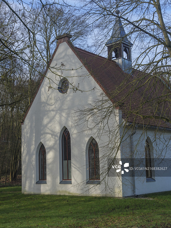 德国德累斯顿格里玛林区中的白色小教堂图片素材