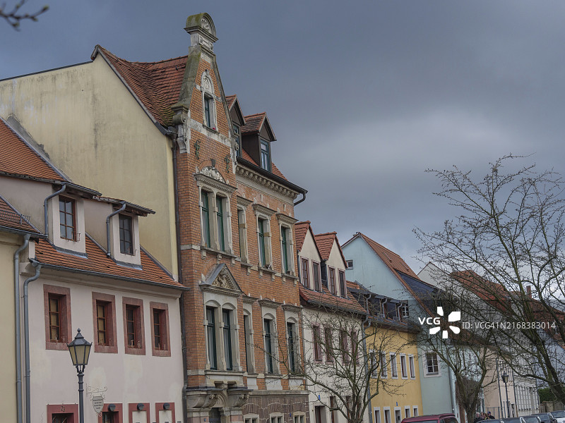 阴天下的德国格里马红顶老建筑图片素材