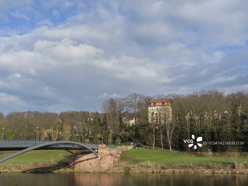 德国德累斯顿格里马：森林中的建筑、阴天和河岸边的绿地图片素材