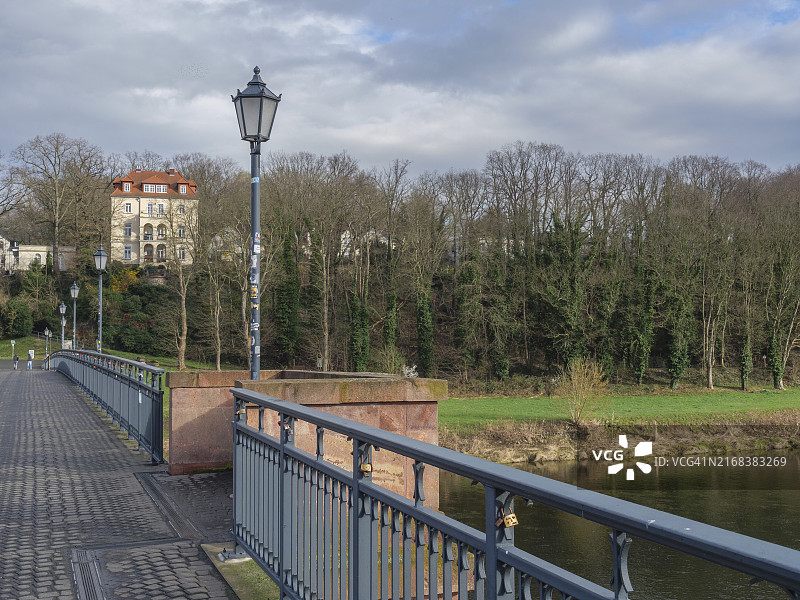 德国德累斯顿格里马的河上桥梁与建筑图片素材