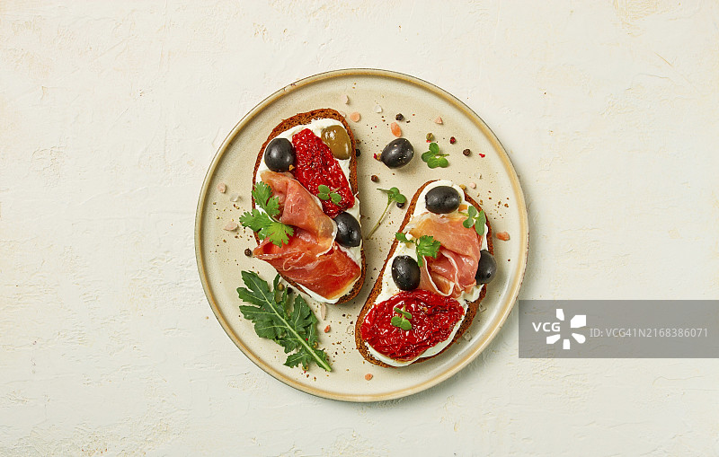 奶酪火腿干番茄橄榄三明治早餐图片素材