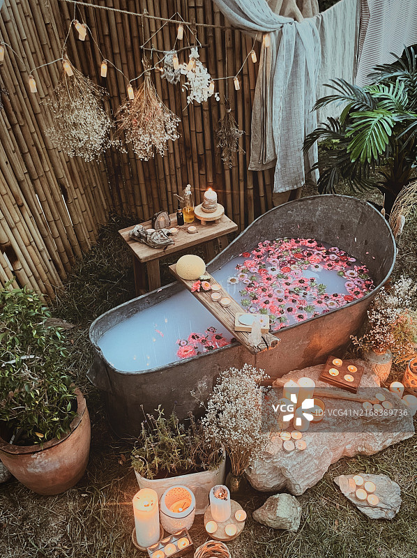 花园里的镀锌浴缸，鲜花和蜡烛图片素材