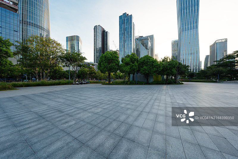 日落时分的空旷城镇广场图片素材