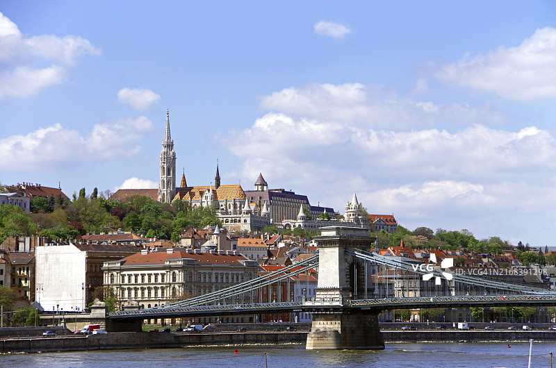 匈牙利布达佩斯链桥、多瑙河与渔人堡图片素材