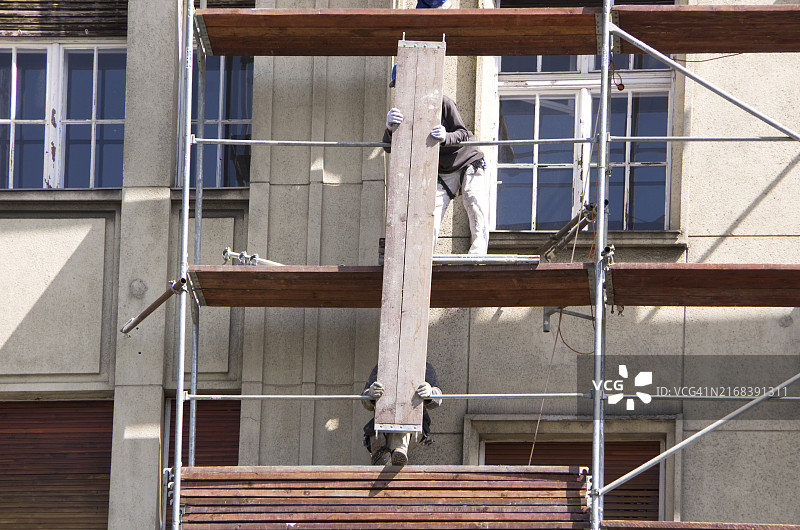 旧建筑外墙的脚手架工人图片素材