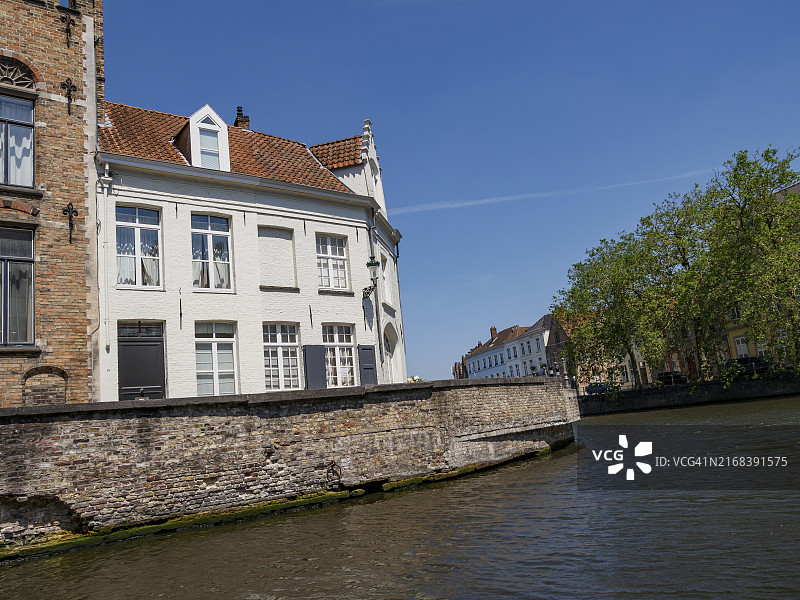 位于比利时弗兰德斯布鲁日运河沿岸的白色历史建筑图片素材