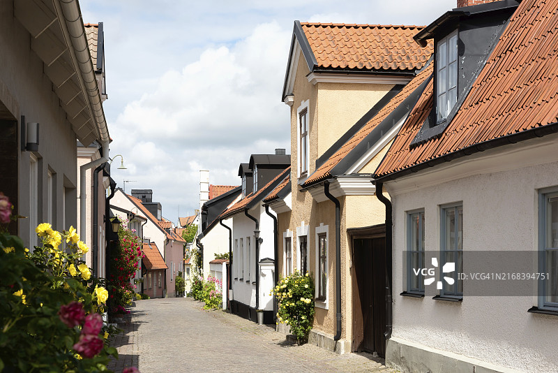 瑞典哥特兰岛维斯比老城的典型建筑街道图片素材