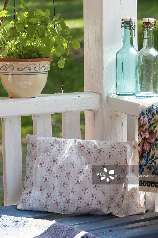 瑞典斯莫兰老房子阳台上的宜人场所图片素材