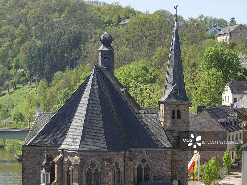 萨尔堡：绿色春景中带有塔楼的古老教堂图片素材