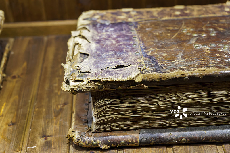 木桌上的旧书特写图片素材