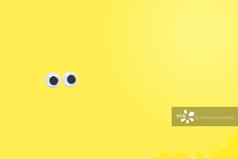 活动眼珠向右看黄色背景与文字空间图片素材