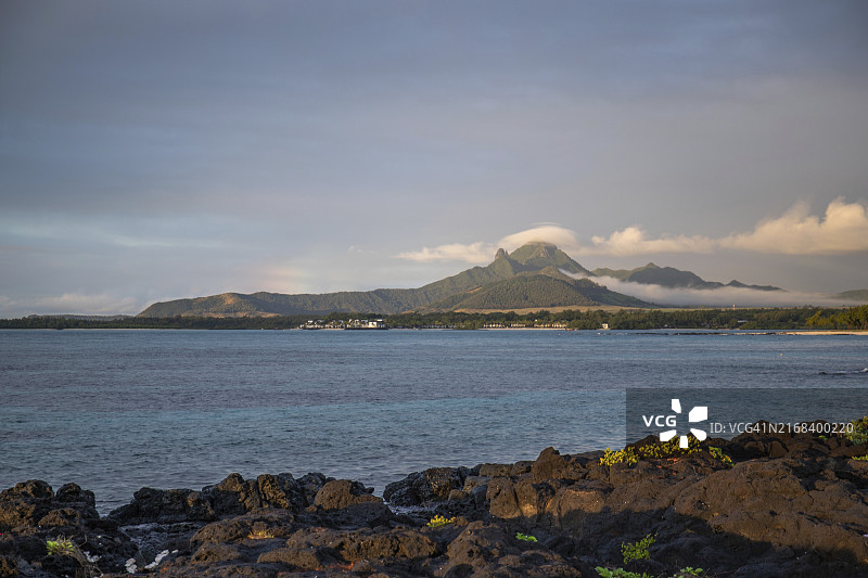 毛里求斯蓝色海滩的熔岩海岸风光图片素材