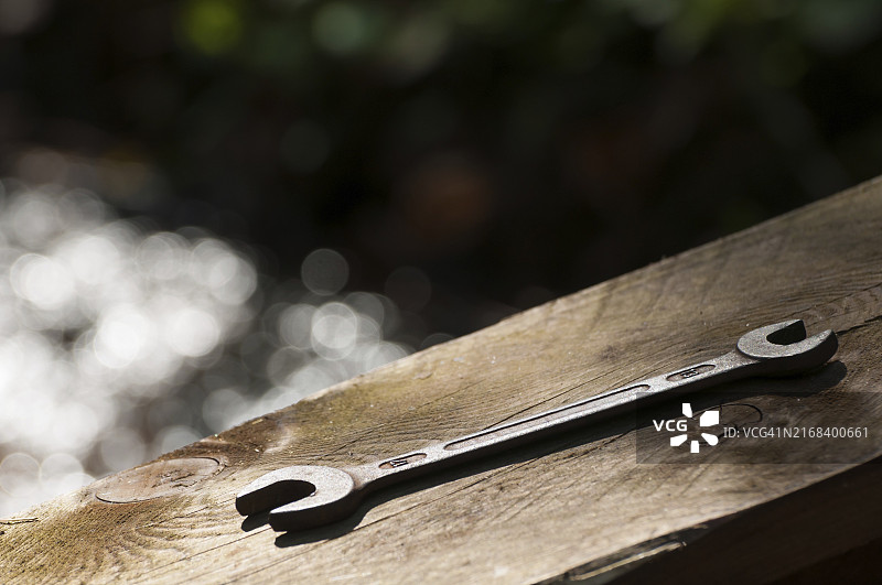 放在室外板子上的旧式开口扳手图片素材