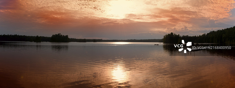 瑞典斯莫兰湖的傍晚全景照片图片素材