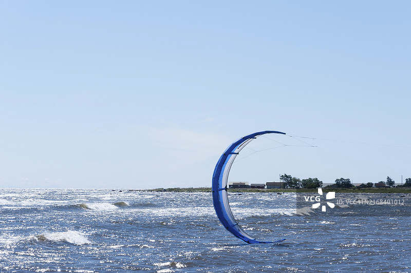 风筝冲浪者的风筝在海浪上迎风飘扬图片素材