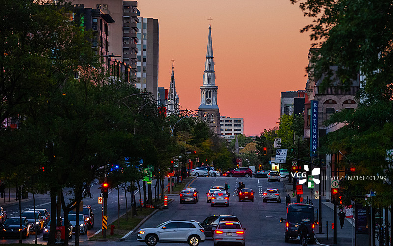 蒙特利尔市中心日落时分的交通图片素材