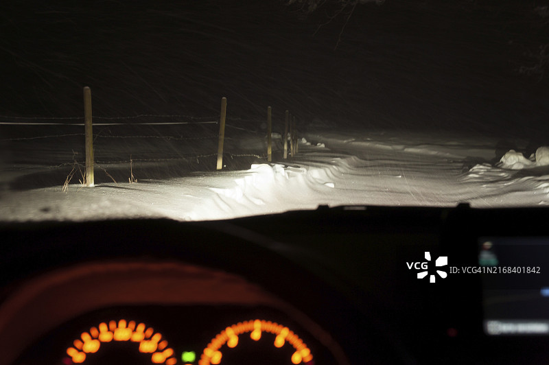 暴风雪中从车内前窗向外看图片素材