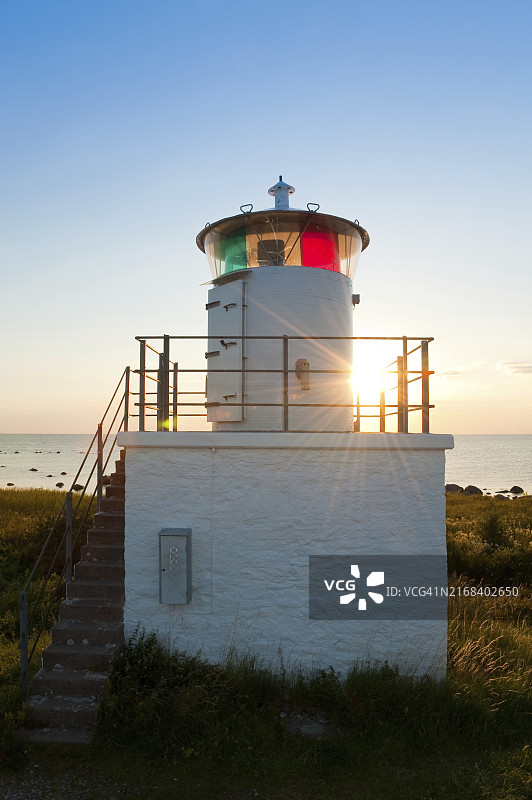 瑞典厄兰岛北部比克塞尔克鲁克灯塔日落景色图片素材