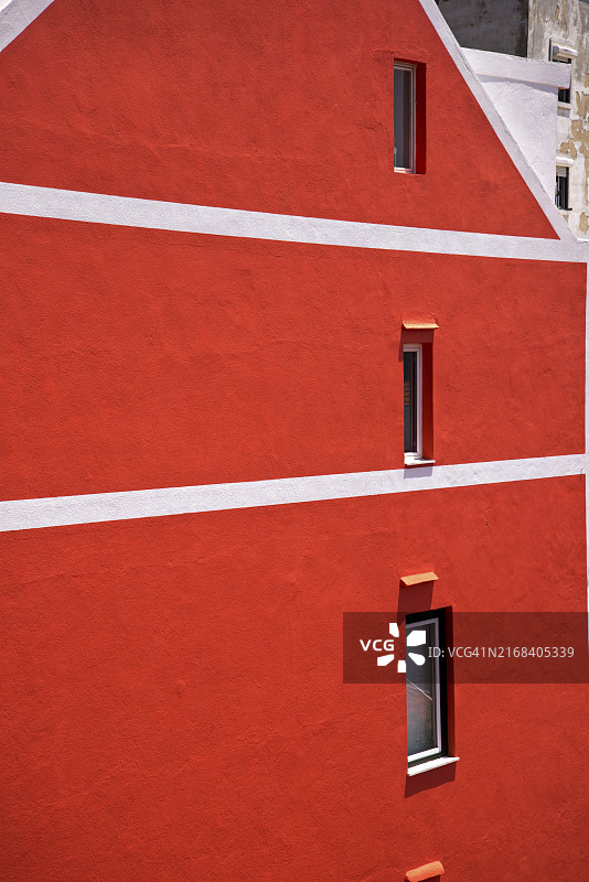 红色的房子立面用白色的线条创造出现代的外观图片素材