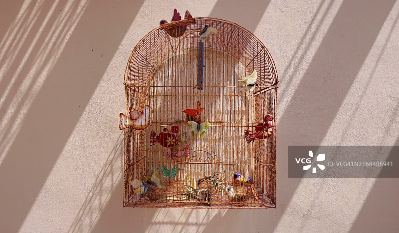 墨西哥马萨特兰历史中心街道上的墨西哥鸟笼装饰，中美洲图片素材