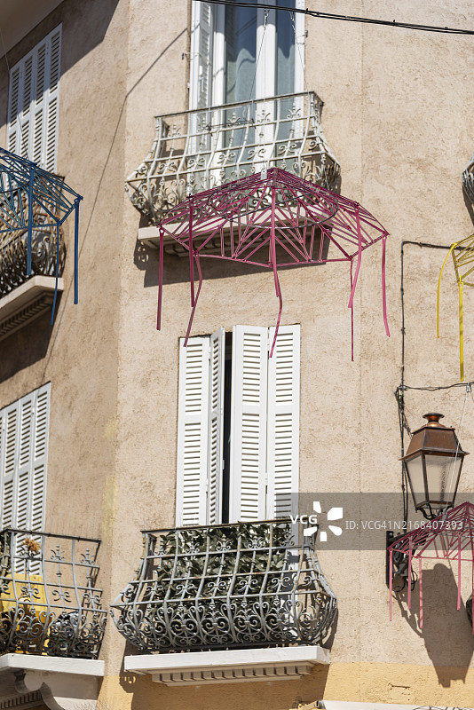 法国普罗旺斯-阿尔卑斯-蓝色海岸圣马克西姆老城区的小阳台和白色百叶窗图片素材