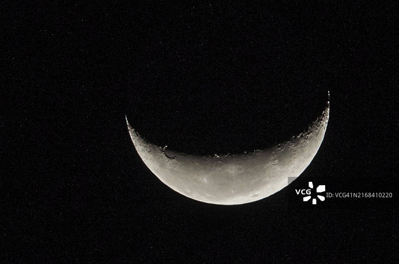 特写残月与黑暗天空背景的精美照片图片素材