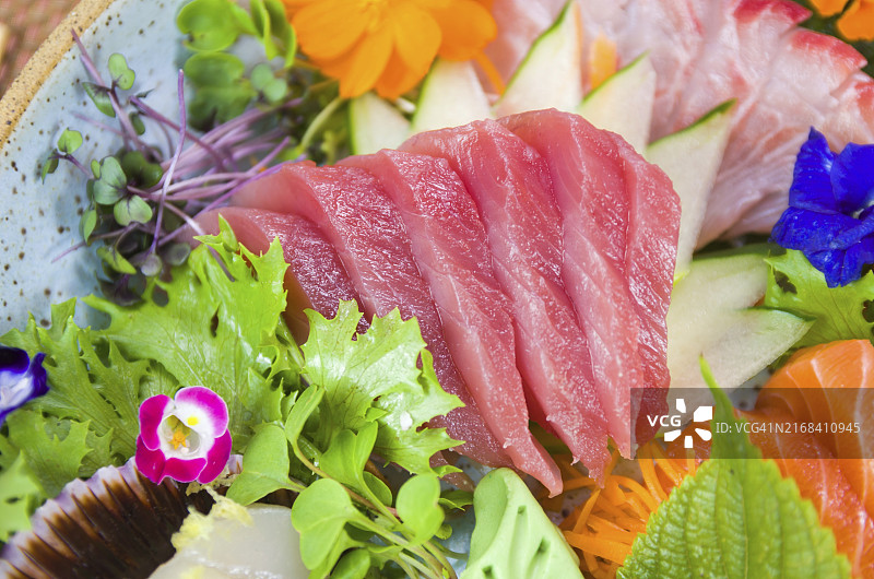 拼盘：三文鱼、金枪鱼、大比目鱼等多种口味的精致刺身寿司，焦点选择图片素材