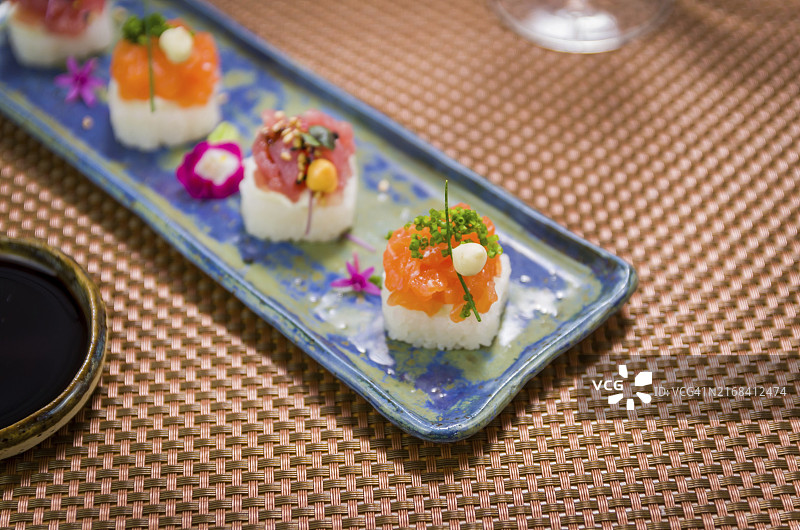 美味三文鱼金枪鱼寿司图片素材