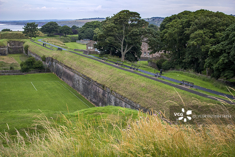 英国贝里克城墙上的海景图片素材