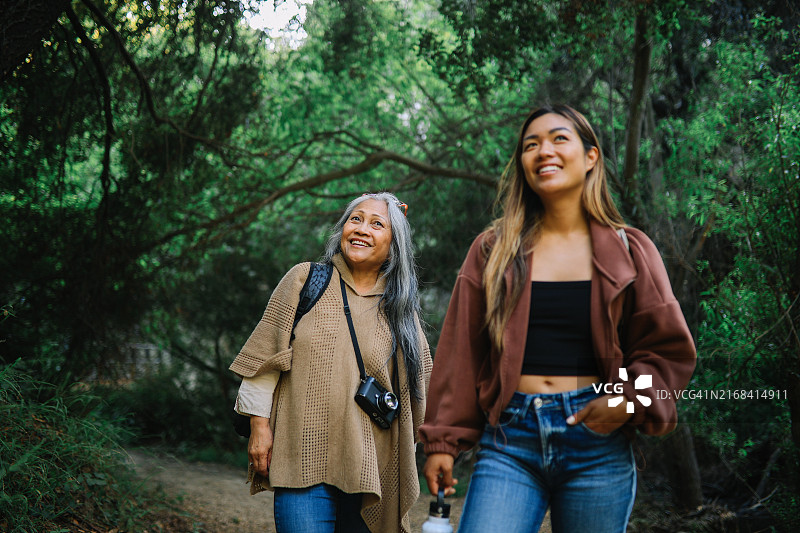 在加利福尼亚州家庭旅行中捕捉照片回忆图片素材
