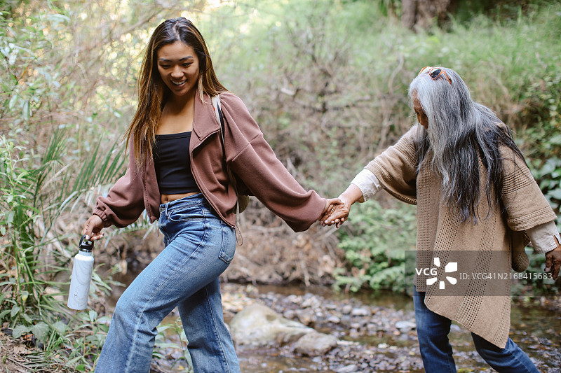 在加利福尼亚州的徒步旅行小径上穿越小溪图片素材