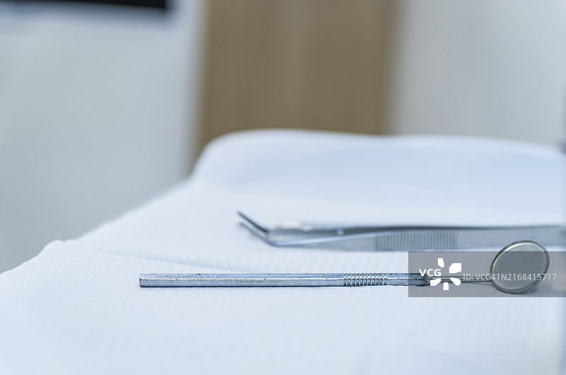 牙科诊所桌子上的牙科器械图片素材