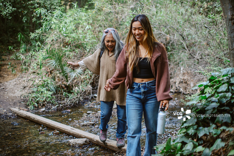 在加利福尼亚州的徒步旅行小径上穿越小溪图片素材