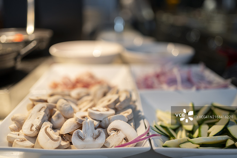 蘑菇等蔬菜火锅的特写镜头图片素材