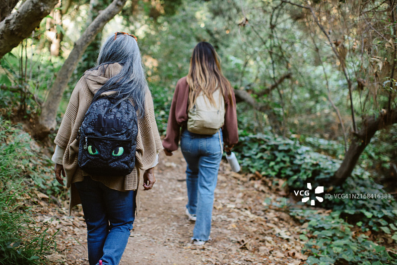 妈妈和女儿在加利福尼亚州的徒步小径上图片素材