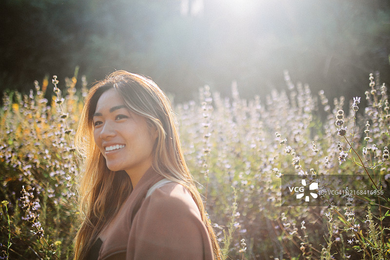 加利福尼亚州徒步小径上的亚裔美国女性人像图片素材