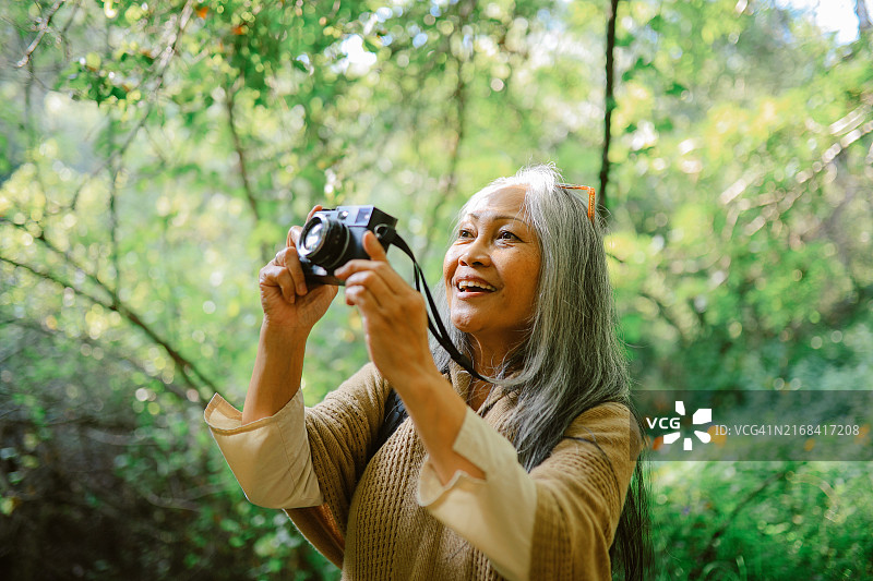 在加利福尼亚徒步旅行的老年妇女图片素材