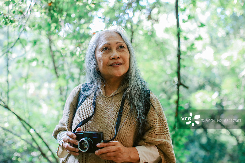 加利福尼亚国家公园的年长摄影师图片素材