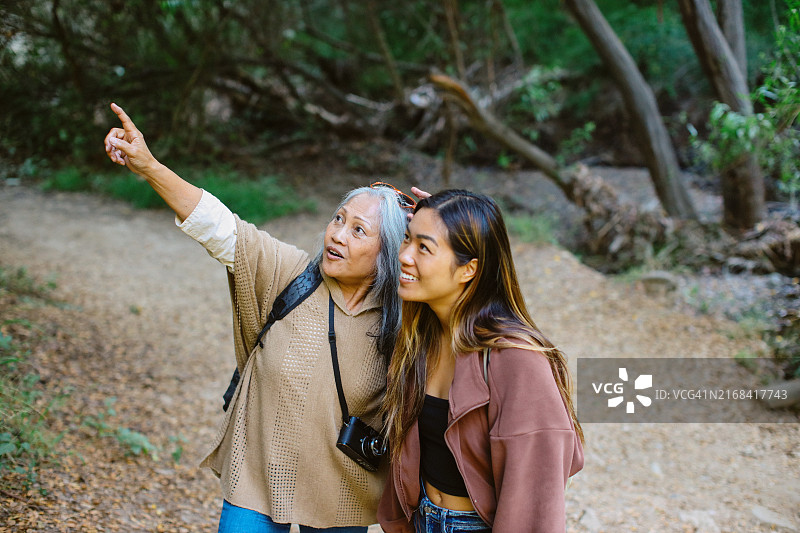 一起探索徒步小径图片素材