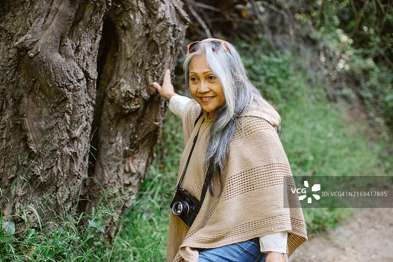 加利福尼亚国家公园的年长摄影师图片素材