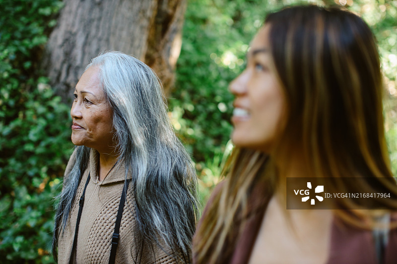 妈妈和女儿在加利福尼亚州的徒步小径上图片素材
