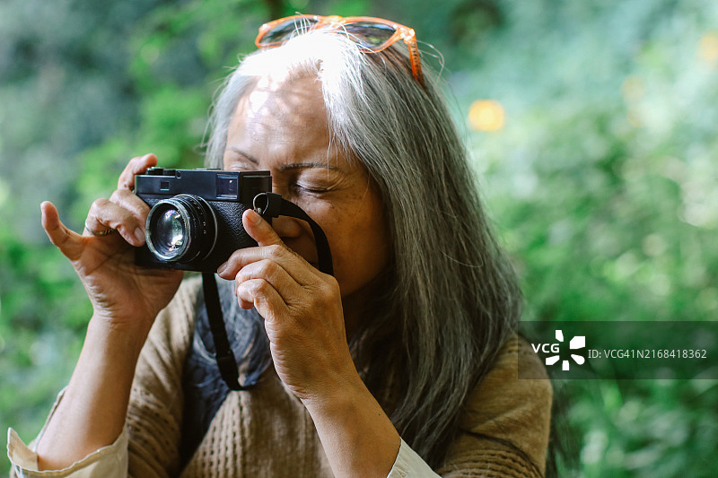 加利福尼亚国家公园的年长摄影师图片素材