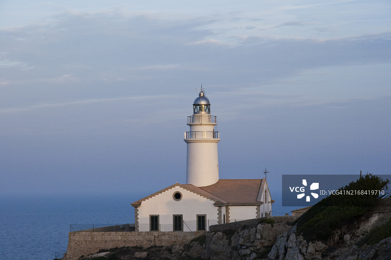傍晚时分的马略卡岛卡拉拉特哈达灯塔图片素材