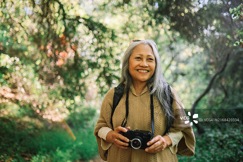 徒步穿越加利福尼亚州托潘加峡谷的年长妇女图片素材