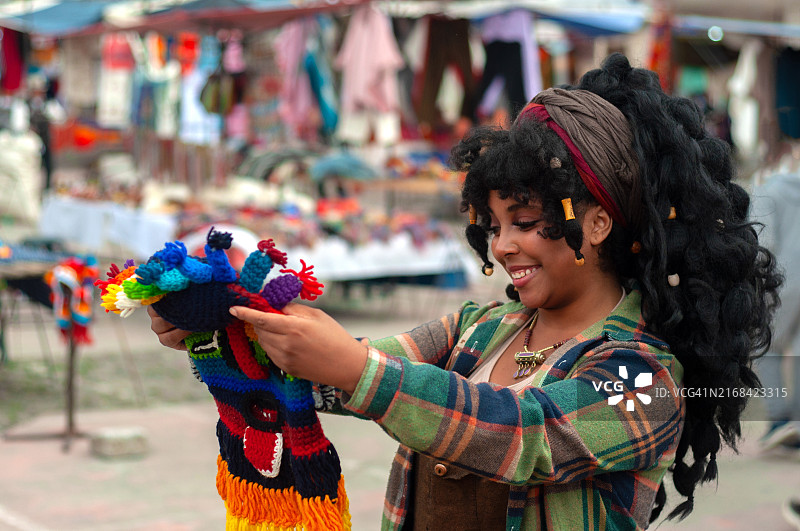 游客在当地市场高兴地找到Haya Uma图片素材