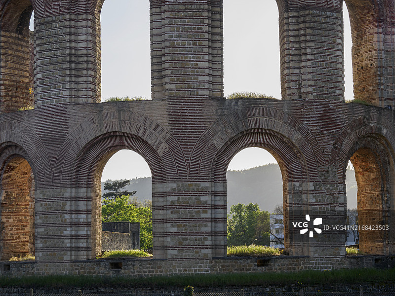 德国特里尔的日落时分的古老拱门遗址图片素材